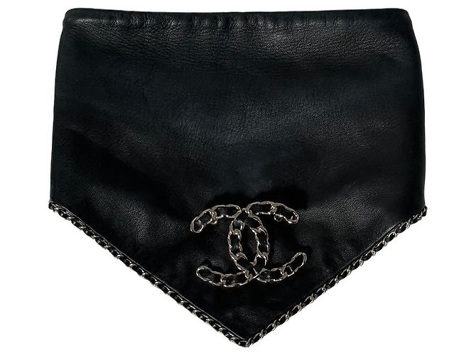 Chanel schwarzer Lederschal mit CC-Brosche