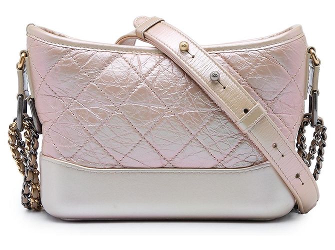 Chanel Gabrielle Hobo de piel de becerro envejecida acolchada iridiscente rosa Small