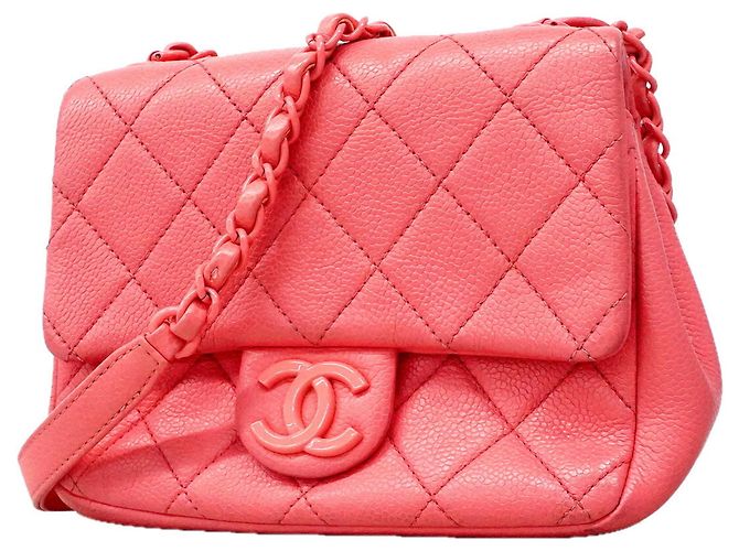 Bolsa de Ombro Chanel Mini Matelassé com Corrente Rosa