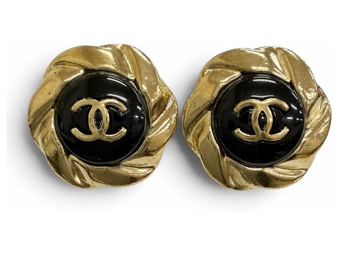 Timeless Orecchini CHANEL A22A AB8733 con motivo bottone Coco Mark Nero D'oro