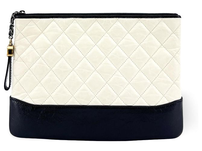 Chanel Gabrielle O Case Clutch en veau matelassé Medium Blanc
