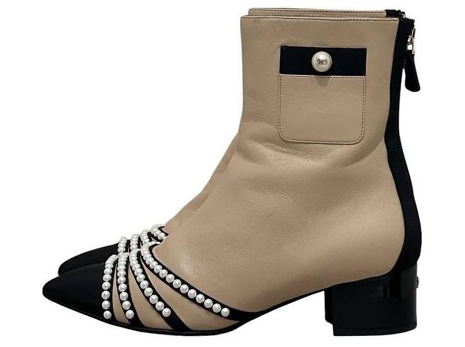 Botas de cano curto Chanel CC com biqueira e pérolas Sz.38.5 seminovas
