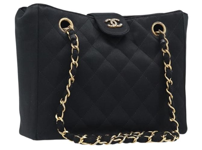 Bolsa de Ombro CHANEL Matelasse com Corrente em Cetim Preto com CC Dourado Auth 200529V
