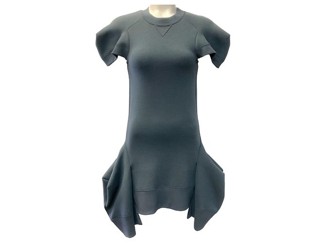 Vestido sweatshirt Sacai cinza com mangas curtas e bainha com folhos