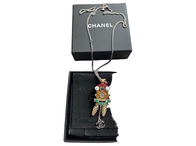 Colar com pingente Chanel Cuckoo Clock Branco Vermelho Dourado Verde Gold hardware