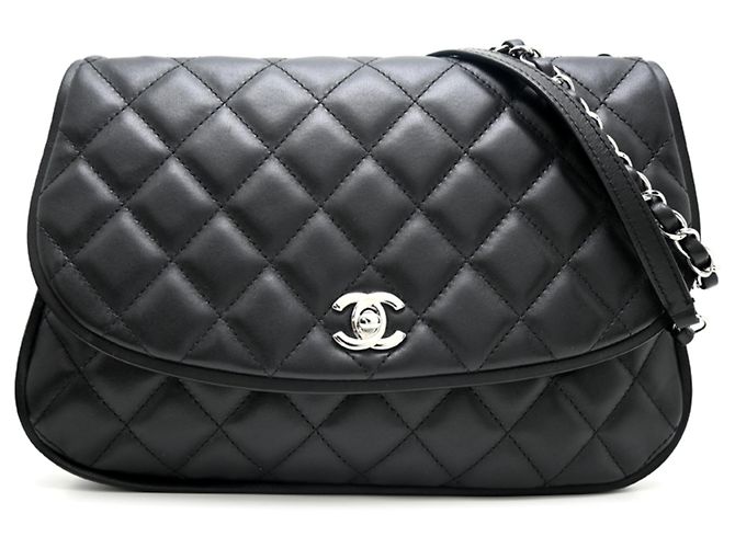Borsa a tracolla con catena Chanel in pelle d'agnello nera Nero
