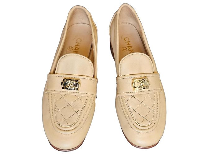 Chanel Mocasines de piel acolchada beige cierre CC