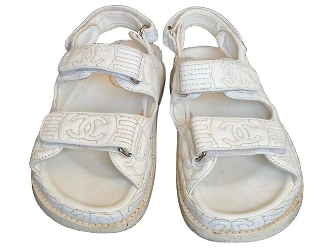 Sandali Chanel in pelle matelassé bianca logo CC