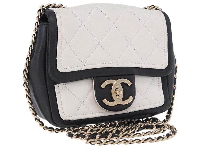 Bolsa de Ombro CHANEL Matelasse com Corrente em Pele de Cordeiro Preta e Ouro CC Auth 202464SAM Preto Dourado