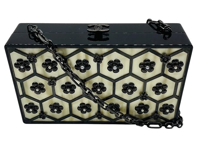 Bolsa de mão Chanel em Lucite preta / creme com adornos de camélia e pérolas e alça de corrente Preto