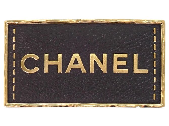 Spilla logo Chanel placcata in oro e pelle D'oro