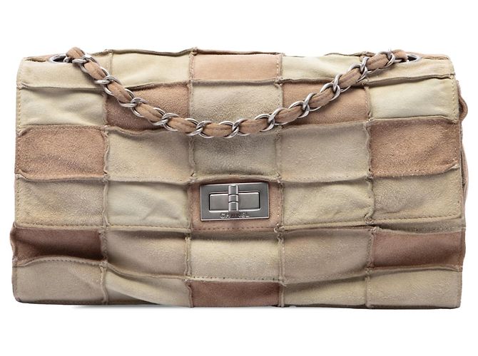 Bolsa de ombro Chanel Reissue 2.55 com aba em camurça patchwork bege