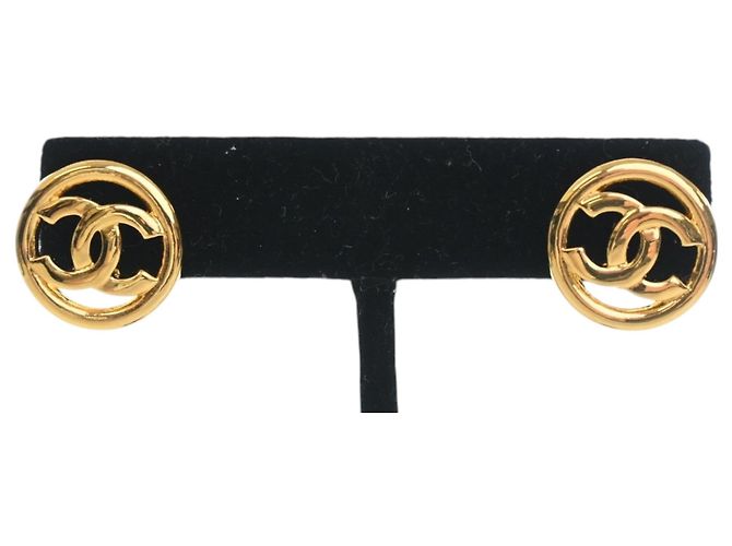 Orecchini Chanel CC rotondi placcati oro con chiusura a pressione D'oro