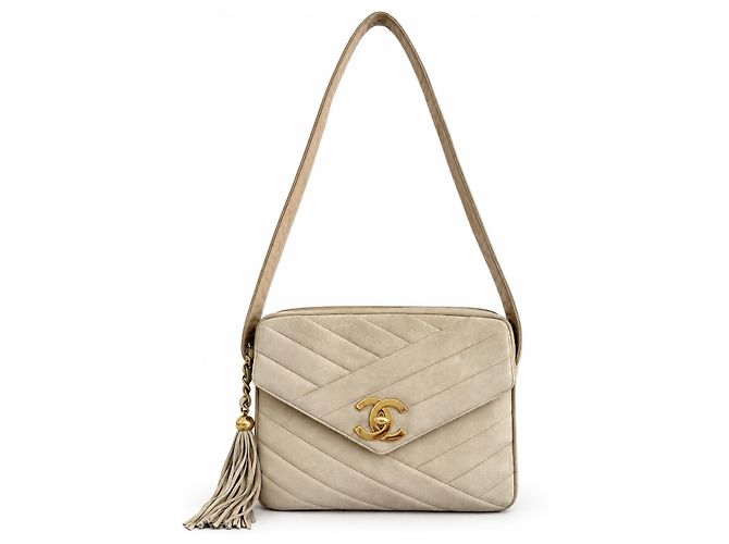 Sac Chanel Camera Flap Chevron avec pompon (1994-1996) Beige