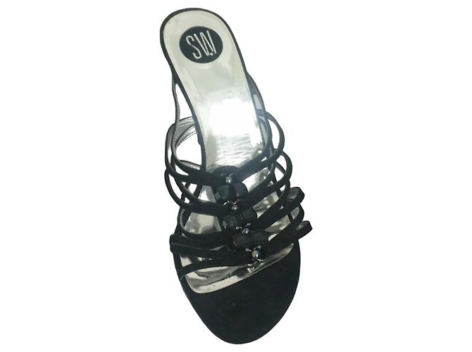 Sandali Stuart Weitzman neri in camoscio con strass Nero