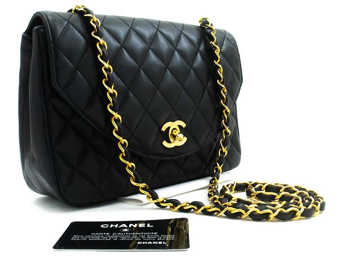 Bolsa de Ombro com Corrente Meia Lua CHANEL Tiracolo Preta Matelassê com Aba Preto