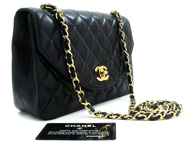 Bolsa de Ombro com Corrente Meia Lua CHANEL Tiracolo Preta Matelassê com Aba Preto