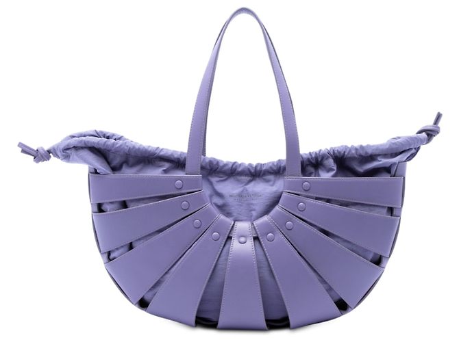 Bottega Veneta Bolsa The Shell Medium em couro de bezerro roxo