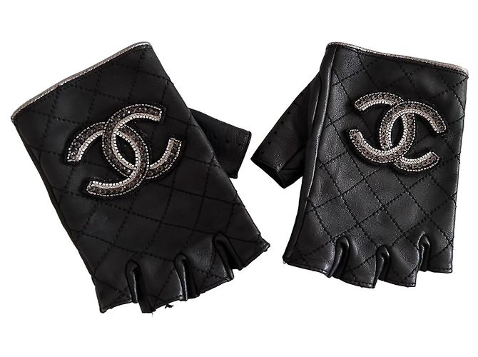 Chanel fingerlose Handschuhe aus schwarzem gestepptem Leder mit CC-Logo