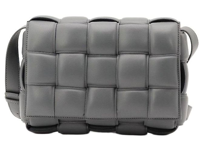 Bottega Veneta Gesteppte Cassette Tasche Grau