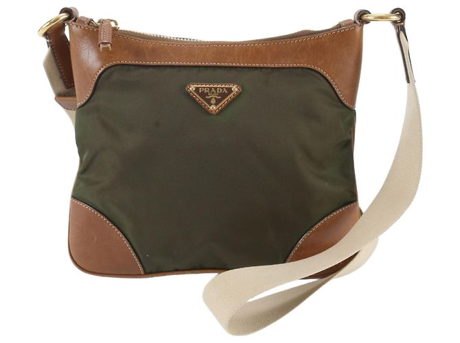 Bolsa de ombro em couro e nylon Tessuto com logo triangular Prada Caqui