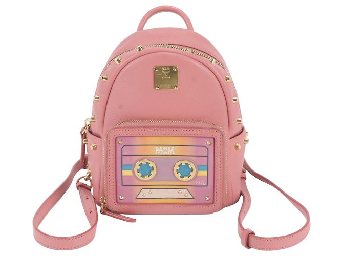 Mochila e Bolsa de Ombro em Couro com Tachas MCM Cassette Rosa