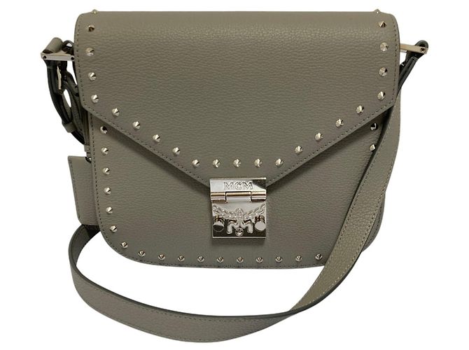 Bolsa de ombro em couro com tachas MCM Marrom