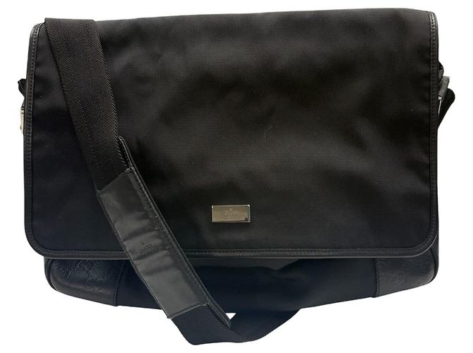 Borsa a tracolla Gucci GG Emboss Nero