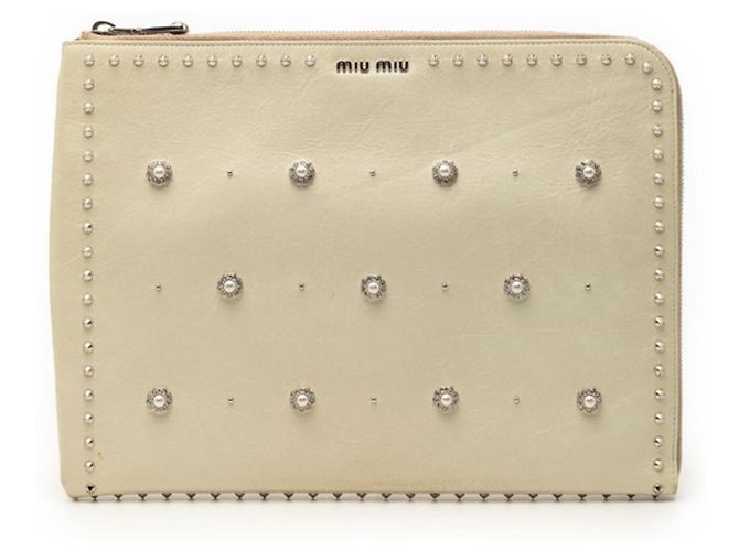 Miu Miu Clutch mit Nieten Weiß Roh