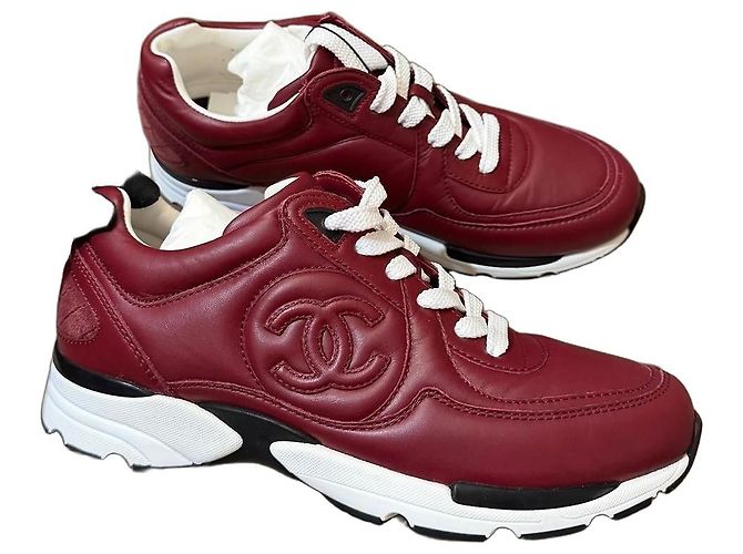 Chanel Baskets en cuir bordeaux avec logo CC Rouge