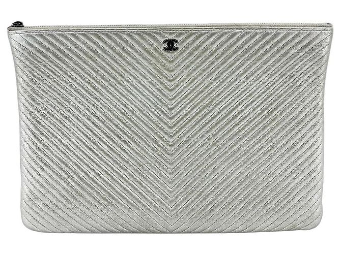 Necessaire Chanel Camellia Caviar Prata