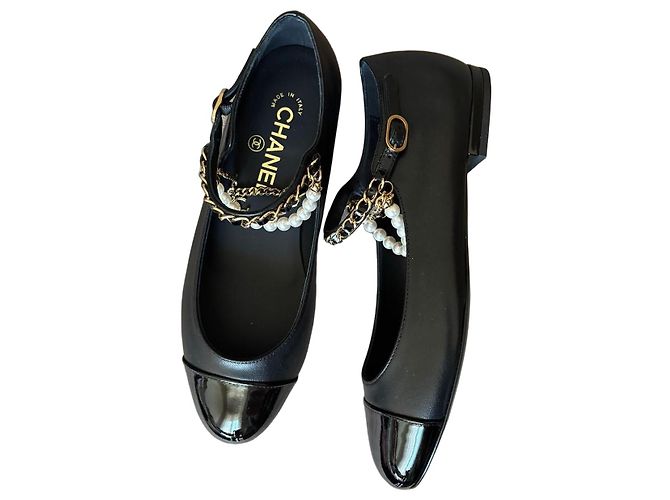 Ballerine Chanel in pelle nera con perle e catena Nero