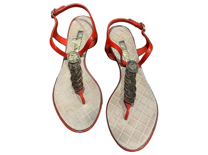 Sandalias Thong Chanel de Charol Rojo con Monedas Roja