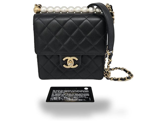 Clutch de aba Chanel Chic Pearls com corrente em pele de cordeiro acolchoada Mini Preto