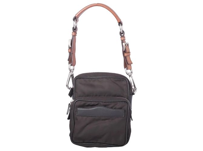 Prada Schultertasche aus schwarzem Nylon mit silberner Hardware
