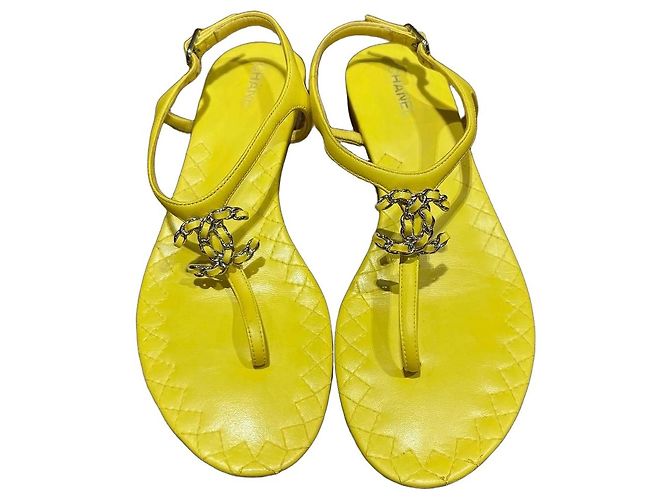 Chanel Gelbe Gesteppte Leder Thong-Sandalen mit CC-Logo