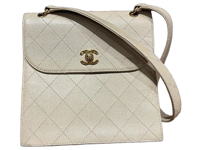 Chanel Bolsa de aba acolchoada couro caviar bege