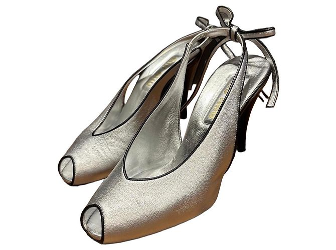 Miu Miu Peep-Toe Slingback Heels aus silbernem Leder