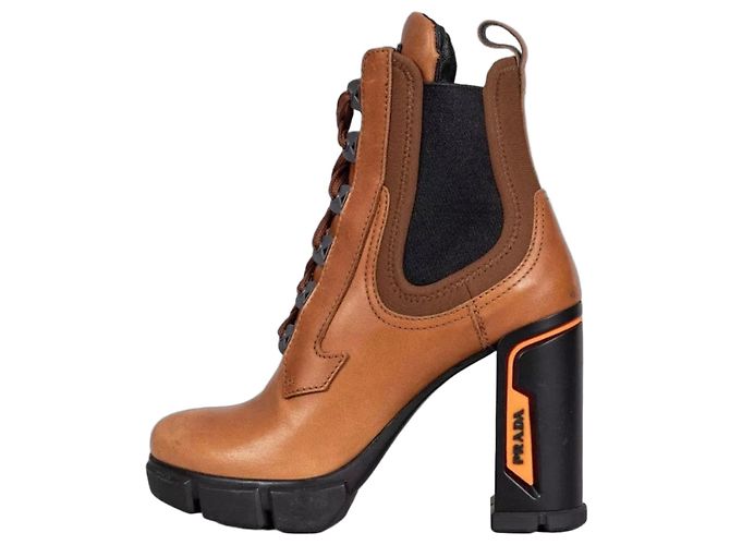 Botas de cano curto com atacadores em pele castanha Prada - EU 37 Usado