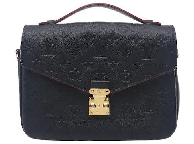 Louis Vuitton Uma mala estilo messenger feita do elegante material de couro Monogram Empreinte, ostentando um padrão em relevo subtil e uma durabilidade excecional. O fecho clássico S-lock adiciona um toque sofisticado, e Preto