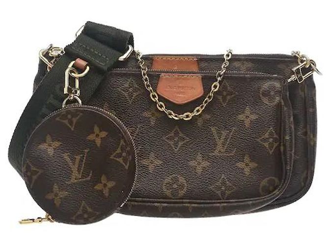 Louis Vuitton Fabricado em material de tela Monogram, este modelo destaca-se pela leveza e durabilidade prática, sendo resistente a manchas externas e à humidade. A Pochette Accessoires, a Mini Pochette Accessoires, e Marrom