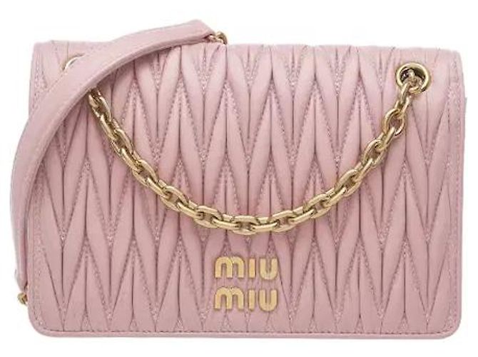 Miu Miu Uma mala em pele nappa com um detalhe distintivo de acolchoado Matelassé tridimensional, apresentando um toque macio e uma silhueta flexível. Resistente a riscos e manchas, é prática, e a alça Rosa
