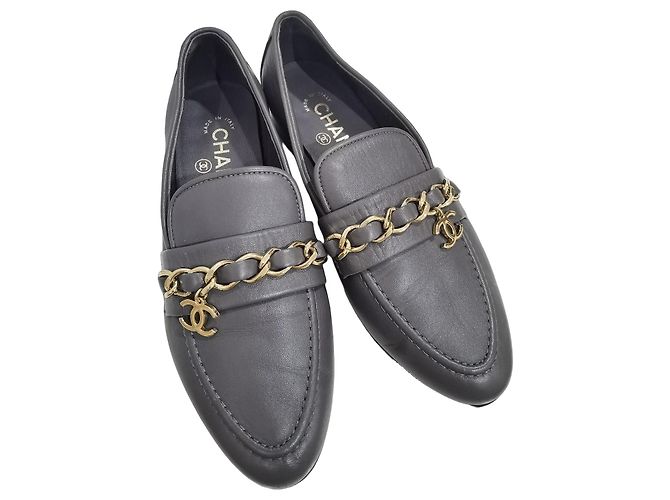 Mocasines Chanel de piel gris con cadena dorada Dorado