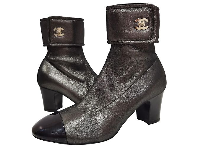 Chanel Metallic-Leder Stiefeletten mit CC-Logo Schwarz Metallisch