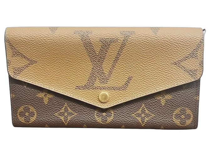 Sarah Cartera Larga Louis Vuitton Monogram Giant Reverse Castaño