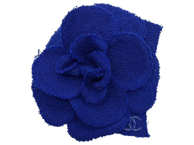 Chanel Blue CC Logo Camellia Tweed-Brosche Blau