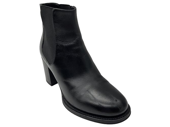 Botas de cano curto em couro Chanel Black / Gold CC Logo Preto