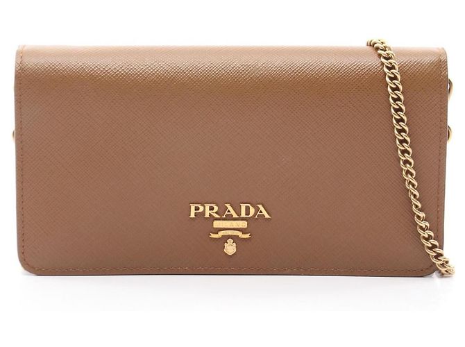 Bolsa de Ombro Prada em Couro Saffiano Marrom