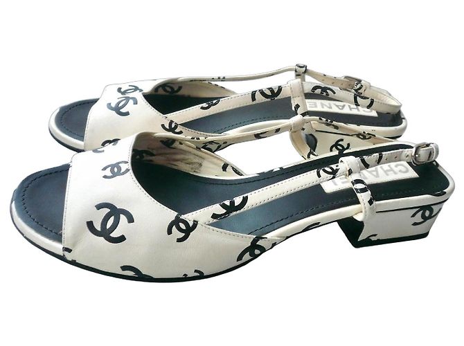 Sandali Slingback Chanel monogrammati CC Nero Bianco