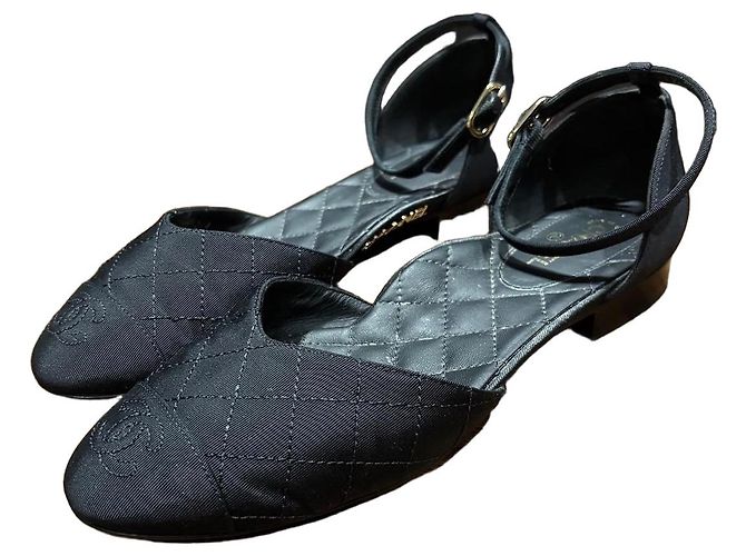 Chanel Sapatilhas em tecido acolchoado com tira no tornozelo Preto